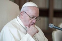 Папа Фрањо отказао пут у Фиренцу због бола у кољену