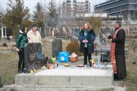 Zadušnice na ruiniranom groblju u Prištini obilježilo par Srba, u južnoj Mitrovici uništena većina spomenika