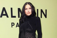 Adriana Lima prvi put u javnosti nakon objave da je trudna, prisustvovala reviji u Parizu