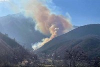 Велики пожар изнад Јабланице, ватрогасци се од јуче боре с ватром