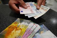 Скочила потражња за евром и франком