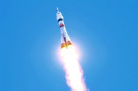 Raketa sa trojicom astronauta lansirana ka stanici