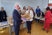 Trivićeva uručila računarsku opremu i priručnike osnovnoj školi u Derventi