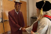 Послије 80 година чекања: Добио диплому средње школе у 101. години VIDEO
