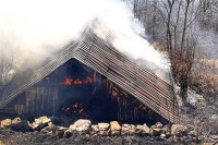 Vatra prijeti kućama u selima pored Gacka