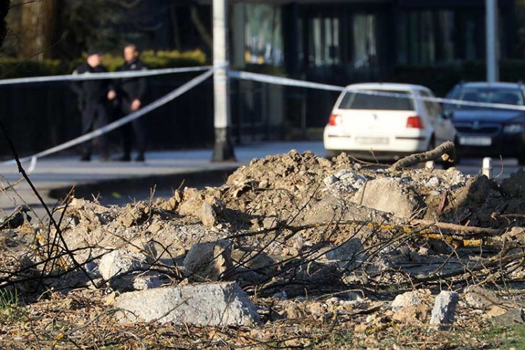 Policija sprovodi uviđaj nakon pada objekta iz vazduha na zagrebačkom Jarunu, gdje su pronađeni krater i dva padobrana