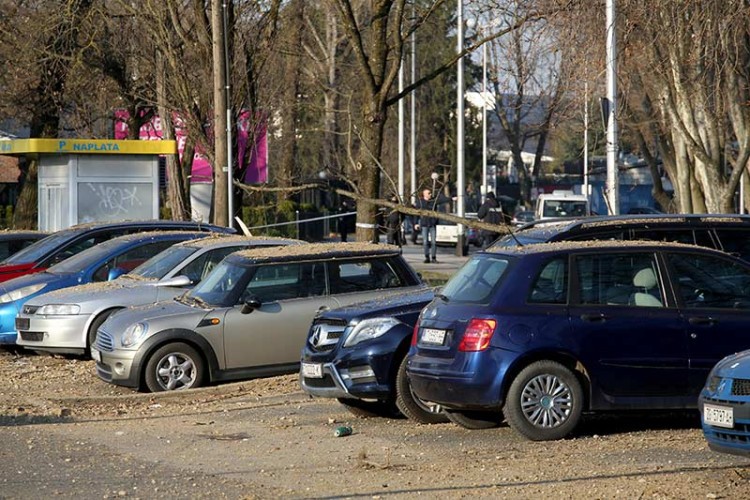 Na zagrebačkom Jarunu su pronađeni krater i dva padobrana