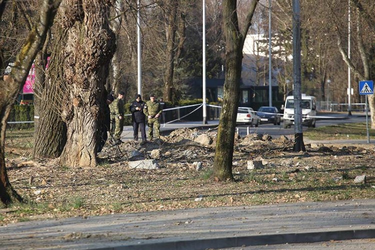 Na zagrebačkom Jarunu su pronađeni krater i dva padobrana