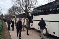 Kolone automobila i autobusi sa biračima krenuli sa Kosmeta