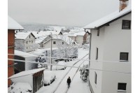 Snijeg i poledica na putevima, obustavljen saobraćaj na prevojima Rogoj i Morine