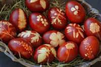 Kako da jaja budu jarko crvene boje, a da ne koristite industrijske boje