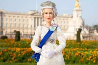 Краљица слави 96.рођендан, за јубилеј добила своју Барбику