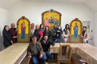 Мјештани Корова код Српца сложни у још једној акцији: Иконама украсили црквену салу