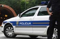 Vozilom udario u kontrolne kućice, povrijeđena tri policajca