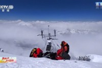 Монт Еверест : Монтирана метеоролошка станица на рекордној висини од 8.800 метара