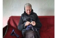 Baka Milica Andrijašević par čarapa isplete uz seriju: I u desetoj deceniji svakodnevno druguje sa iglom i pletivom