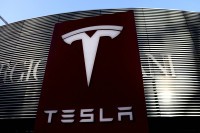 "Тесла" повлачи 130.000 возила због екрана