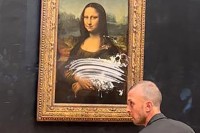 Muškarac bacio tortu na Mona Lizu u muzeju Luvr