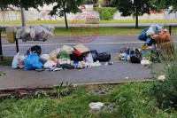 Ulica u centru Banjaluke "ukrašena" smećem FOTO