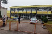 Policija ispred škole u Srpcu