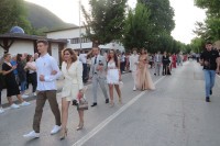 Ispraćena još jedna generacija srednjoškolaca u Rogatici: Najuspješniji na čelu maturske kolone FOTO