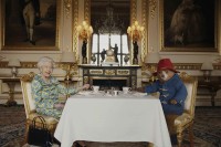 Kraljica Elizabeta Druga u urnebesnom skeču s medvjedićem Padingtonom otkrila kakav sendvič voli
