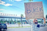 Дубица у Црној Гори носио транспарент: Не постоји бурек са сиром