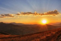 Sutra sunčano, na istoku moguća kiša i pljuskovi