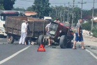 Тешка несрећа на Ибарској магистрали: Трактор преполовљен, голф смрскан