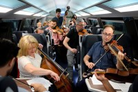 Симфонијски оркестар изненадио путнике у возу "Соко"