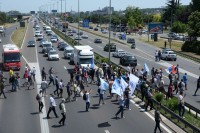 Радници Фијата блокирали ауто-пут у Београду