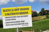 U Gradačcu na groblju postavili tablu sa porukom "Mjesto ukopa za građane iz mješovitih brakova"