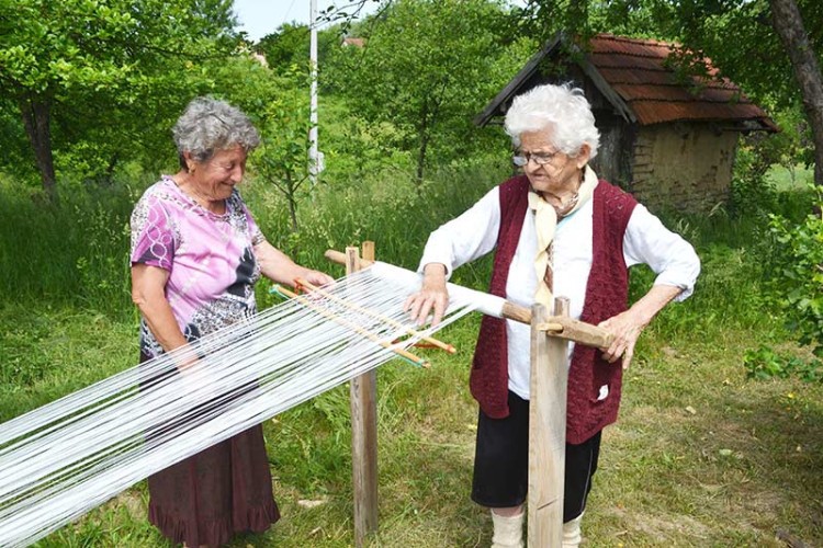 Koviljka i Mitra Stevanović posljednje krnjinske tkalje