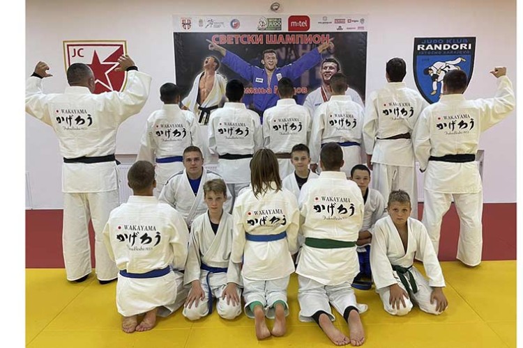 Спортским клубовима у Републици Српској обезбијеђено је 120 оригиналних јапанских кимона за карате и џудо