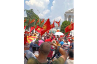 U Skoplju novi protest, demonstranti gađali zgradu vlade