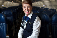 Osamdesetšestogodišnja Amerikanka je najstarija stjuardesa na svijetu VIDEO