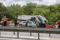 Dvoje poginulo, troje povrijeđeno u sudaru automobila i kombija