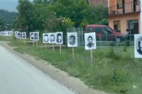 Fotografije ubijenih Srba postavljene pored puta koji vodi do Potočara VIDEO