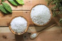Стручњаци послали упозорење: Додатно додавање соли у храну скраћује живот