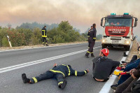 Internet osvojile fotografije iznemoglih vatrogasaca nakon borbe s požarima u Hrvatskoj