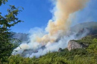 Пожар огромних размјера избио код Борачког језера, ватра захватила борову шуму