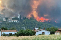 Више од хиљаду ватрогасаца гаси пожаре у Словенији, општа опасност у Красу