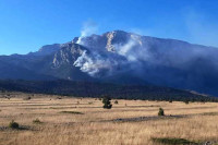 I dalje gori na Čvrsnici, vjetar onemogućio helikoptere da gase vatru