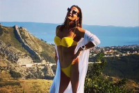 Pipi djevojka i poslije 39 godina mami uzdahe: Ana Saso pozirala u žutom bikiniju