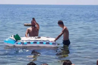 Sveštenik u kupaćem održao misu u moru, dušek koristio kao oltar: Umiješala se i policija