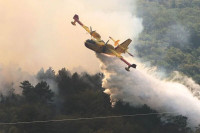 Četiri kanadera gase požar kod Dubrovnika