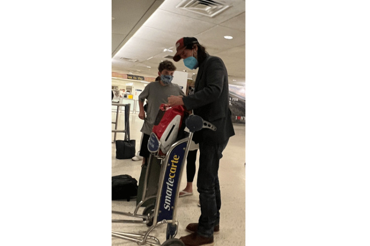 Keanu Reeves ha impressionato per il suo comportamento nei confronti di un giovane fan in aeroporto