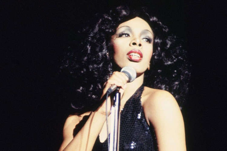 L’iconico singolo di Donna Summer “I Feel Love” festeggia 45 anni: la canzone che ha creato il VIDEO di domani