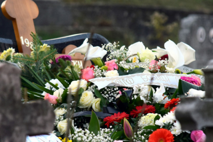 Un funerale in Serbia si trasforma in uno spettacolo: quando il marito del defunto vede il prete, crea il caos generale