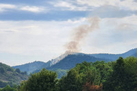 Пожар код Врбање и даље активан, на терену око 40 ватрогасаца